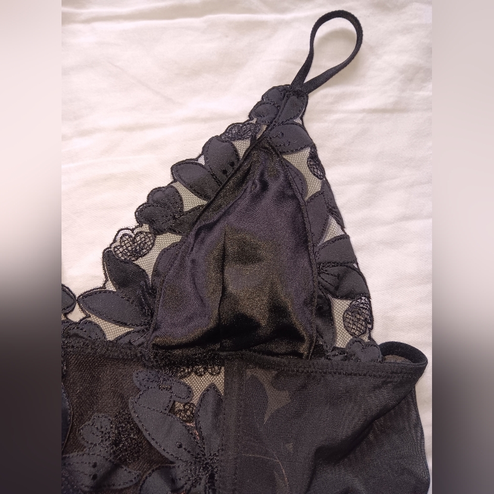 Victoria's Secret Black Mesh Floral Embroidered Long Line Bralette. Size S. - Picture 6 of 12